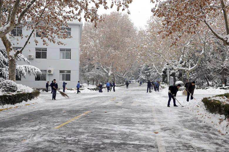 西安工业投集团睁开 全员铲冰除雪保流通行动